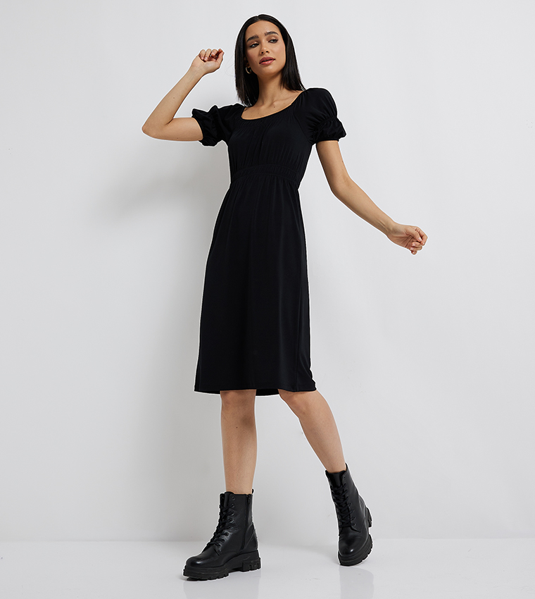 فستان بأكمام منفوخة 