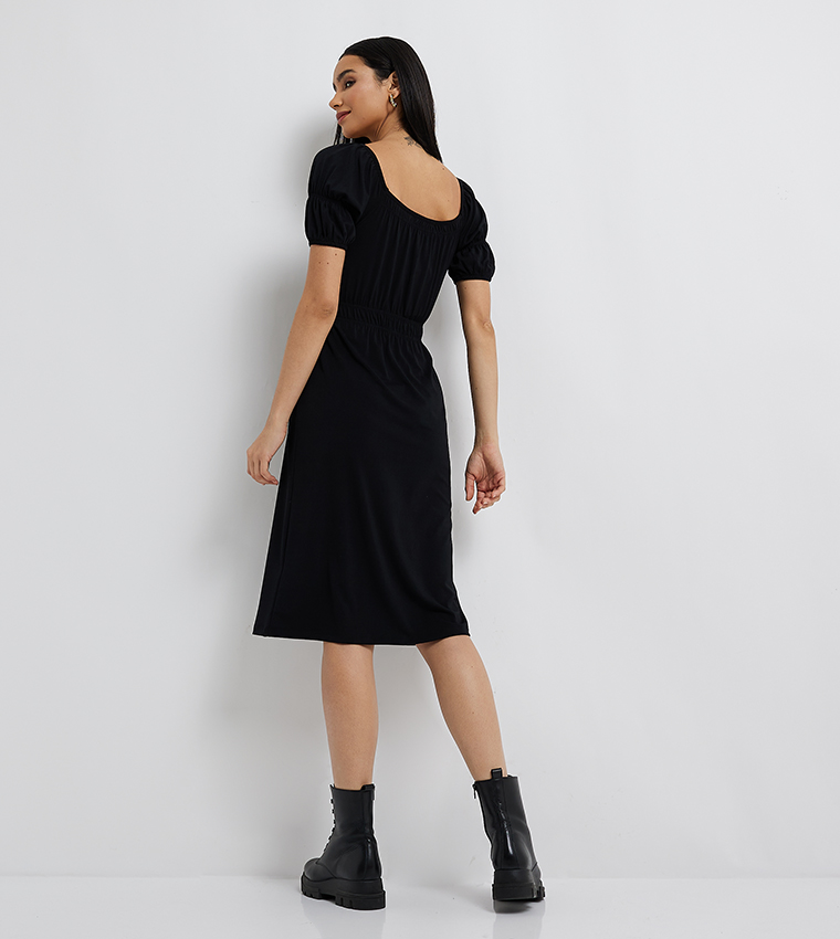 فستان بأكمام منفوخة 