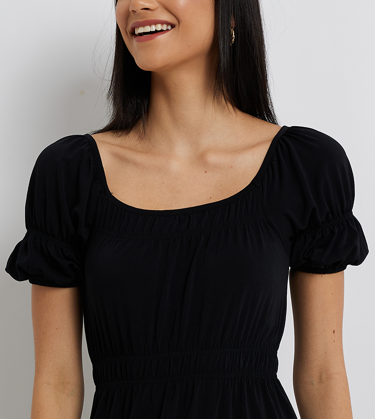 فستان بأكمام منفوخة 