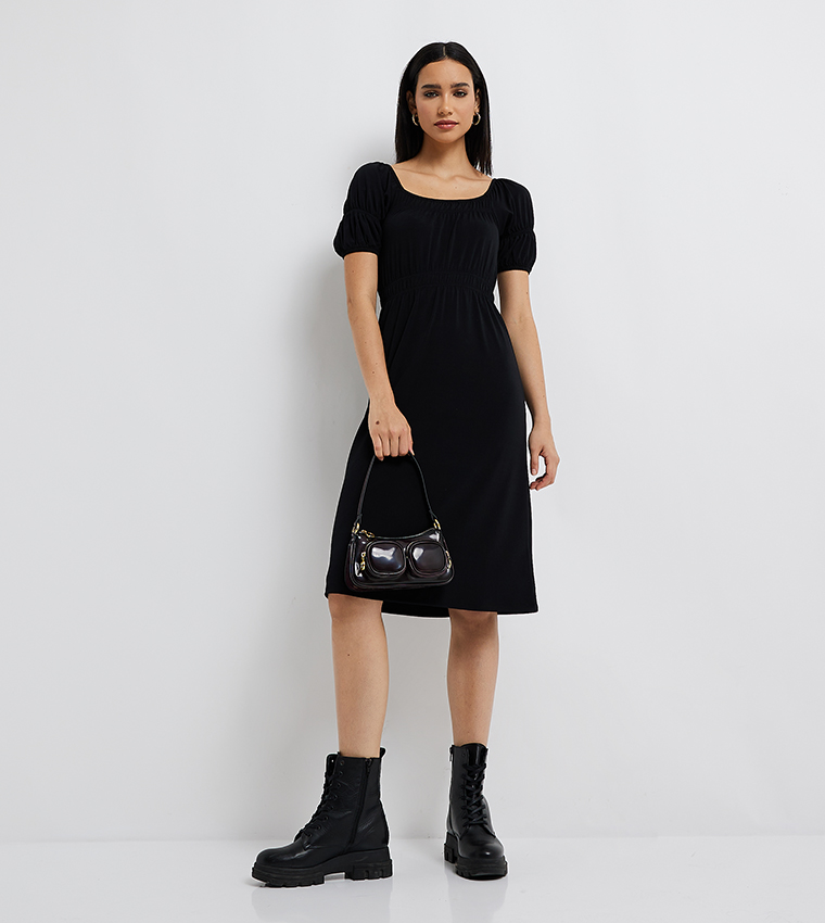 فستان بأكمام منفوخة 