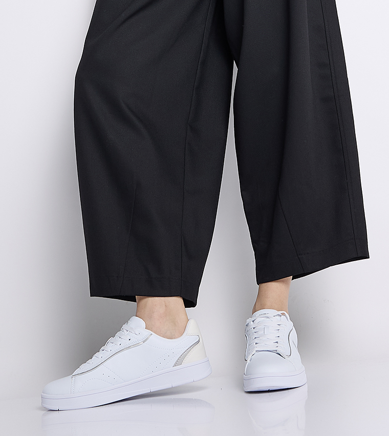 حذاء سنيكرز برقبة قصيرة تايل بشعار