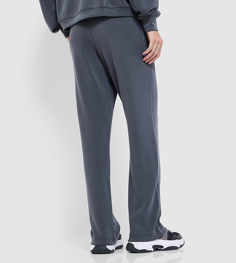 بنطال رياضي بشعار ورباط 