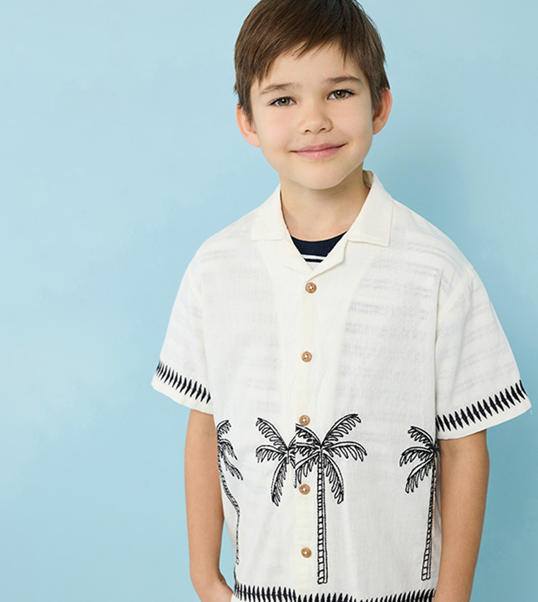 قميص مطرز بقبة ريفير وكم قصير