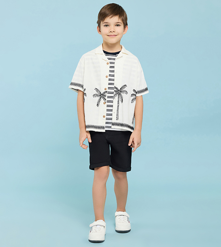 قميص مطرز بقبة ريفير وكم قصير