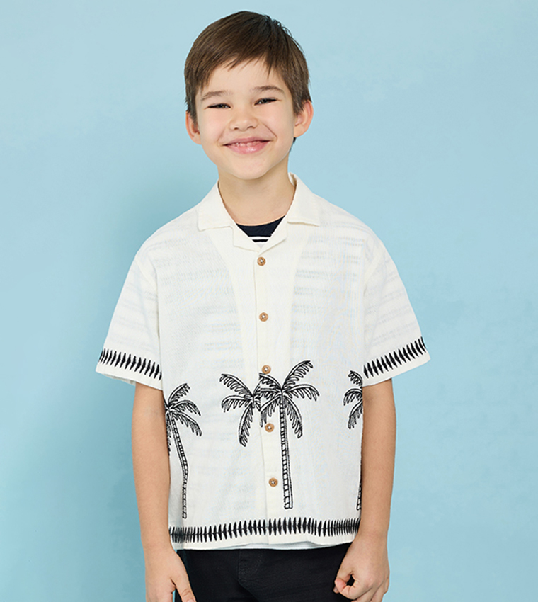 قميص مطرز بقبة ريفير وكم قصير