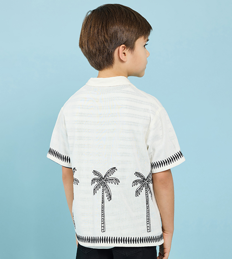 قميص مطرز بقبة ريفير وكم قصير