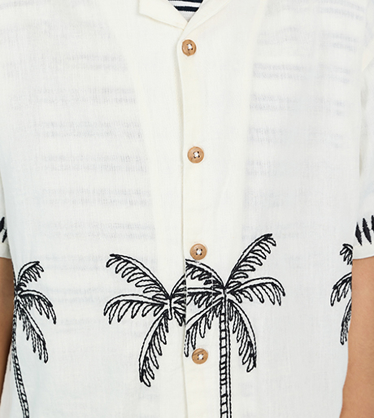 قميص مطرز بقبة ريفير وكم قصير