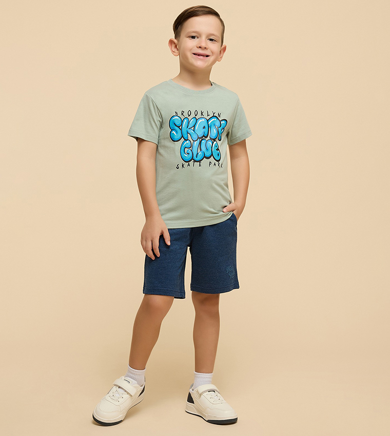 تيشيرت بطبعة وقبة مستديرة وكم قصير 