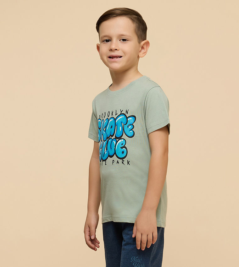 تيشيرت بطبعة وقبة مستديرة وكم قصير 