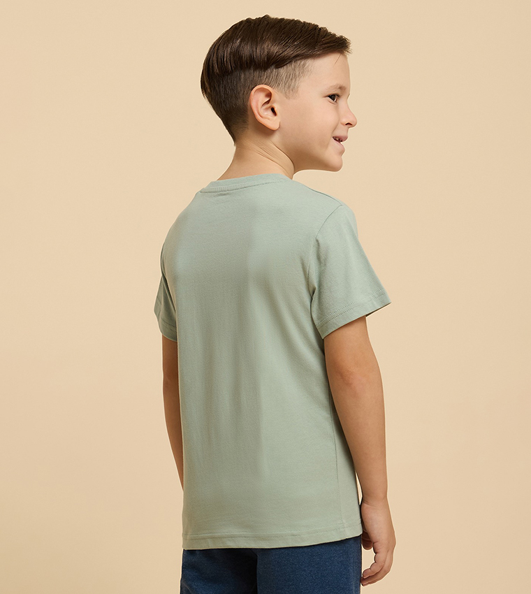 تيشيرت بطبعة وقبة مستديرة وكم قصير 