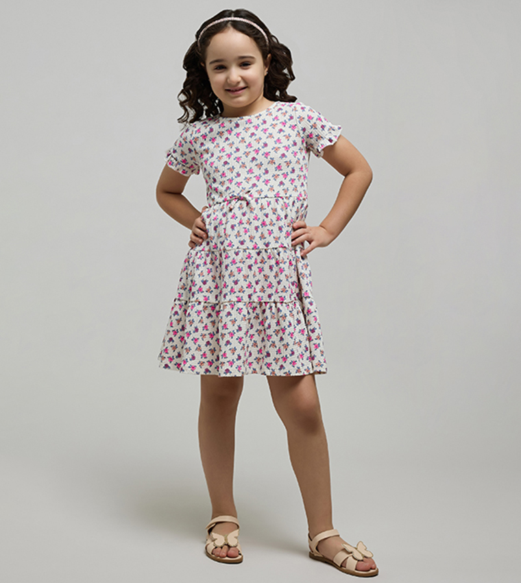 فستان كم قصير بقبة مستديرة وطبعة ورود بطبقات