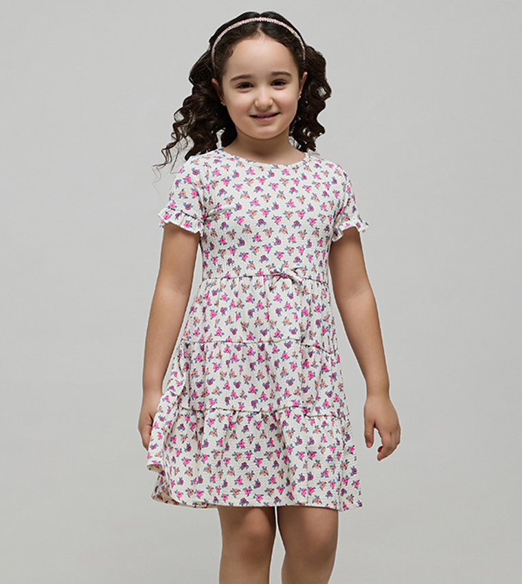 فستان كم قصير بقبة مستديرة وطبعة ورود بطبقات