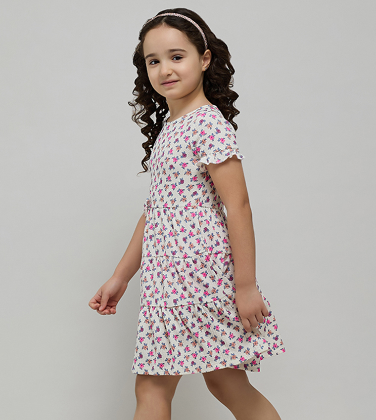 فستان كم قصير بقبة مستديرة وطبعة ورود بطبقات