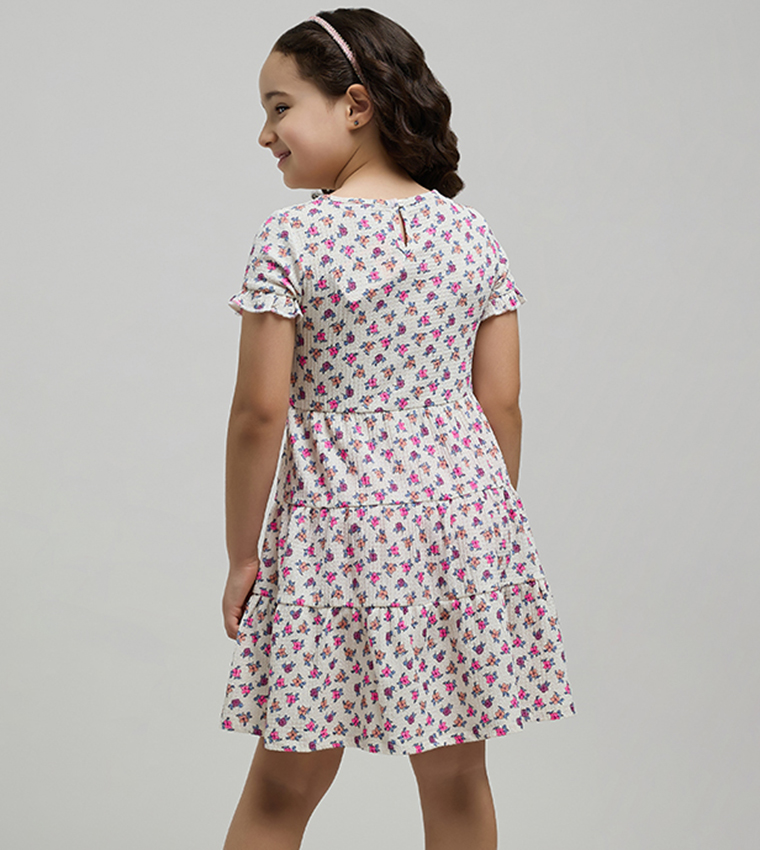 فستان كم قصير بقبة مستديرة وطبعة ورود بطبقات