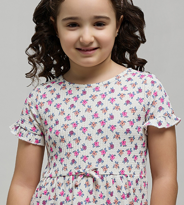 فستان كم قصير بقبة مستديرة وطبعة ورود بطبقات