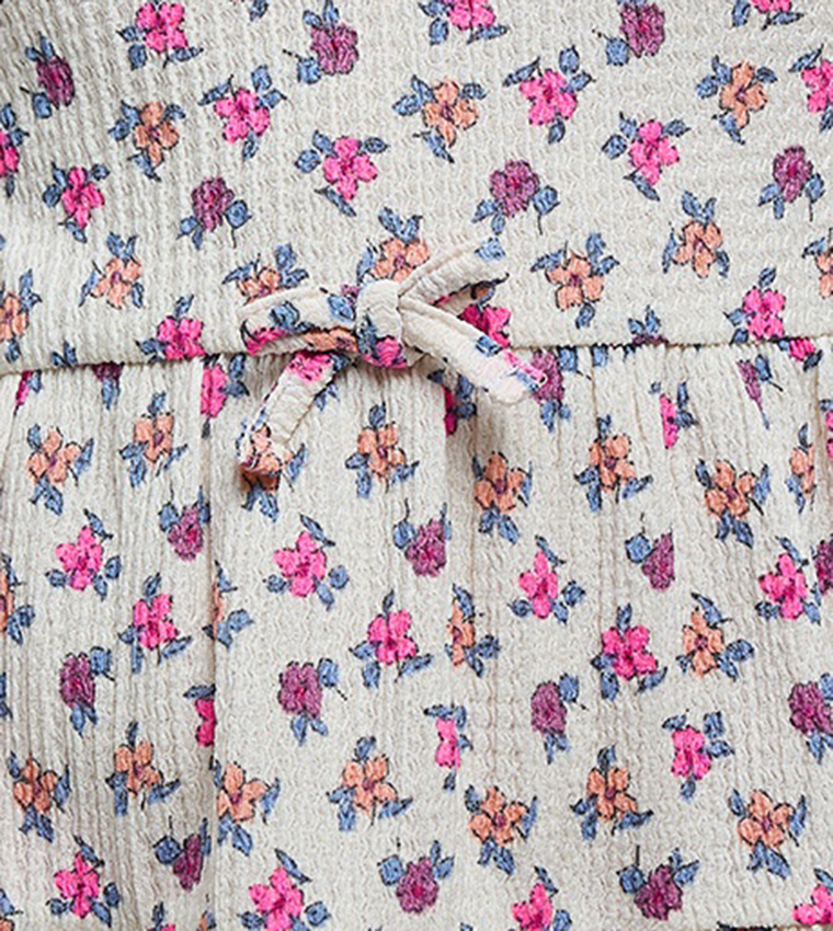 فستان كم قصير بقبة مستديرة وطبعة ورود بطبقات