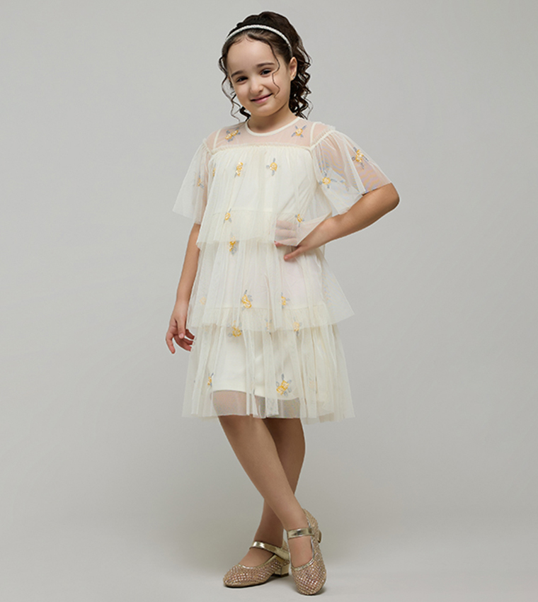 فستان مطرز كم مكشكش بقبة مستديرة بطبقات