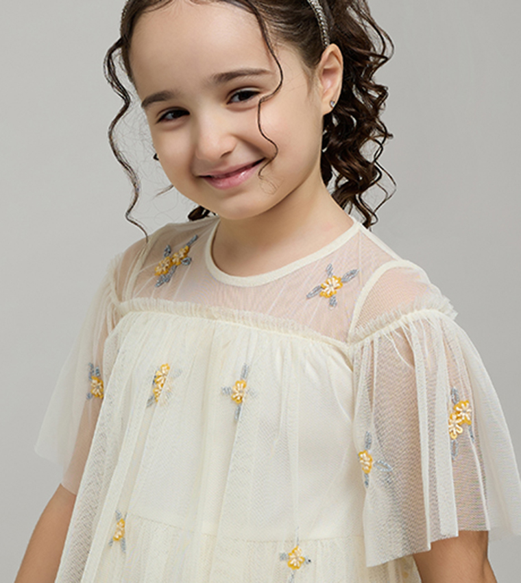 فستان مطرز كم مكشكش بقبة مستديرة بطبقات