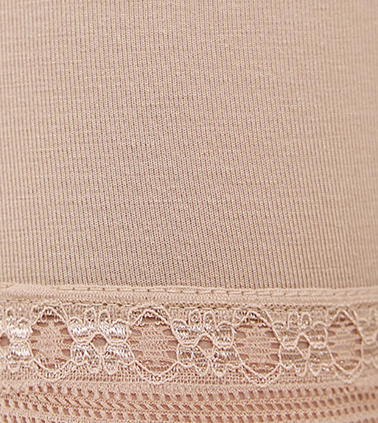 شورت داخلي بحواف دانتيل 