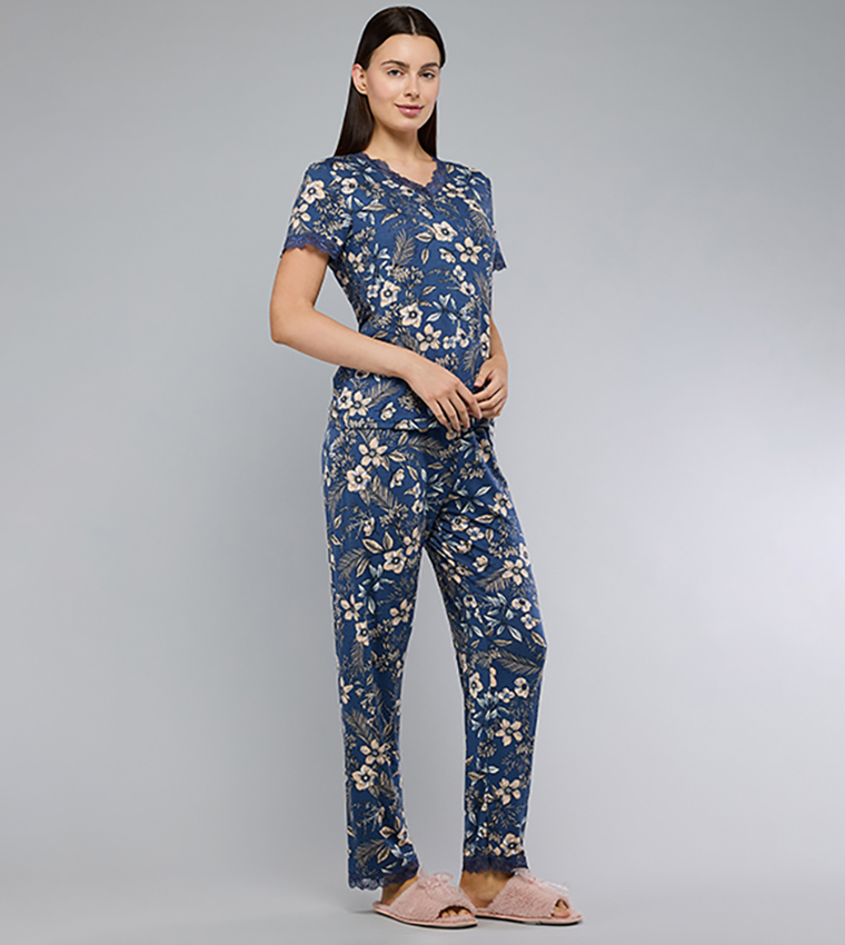 طقم بيداما بطبعة ورد 