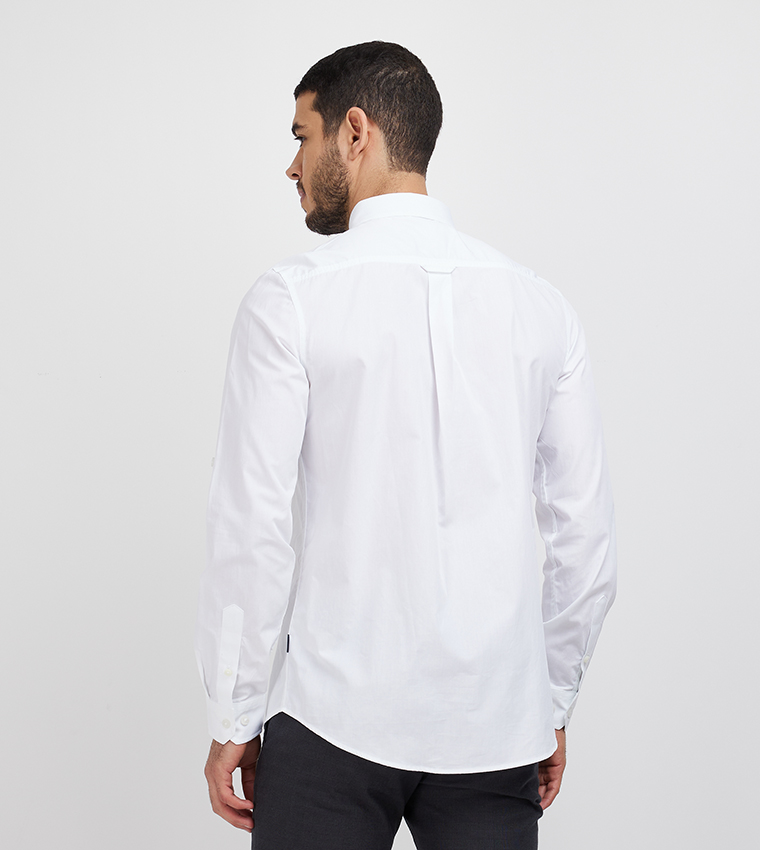 قميص بأكمام طويلة وتطريز شعار الماركة 