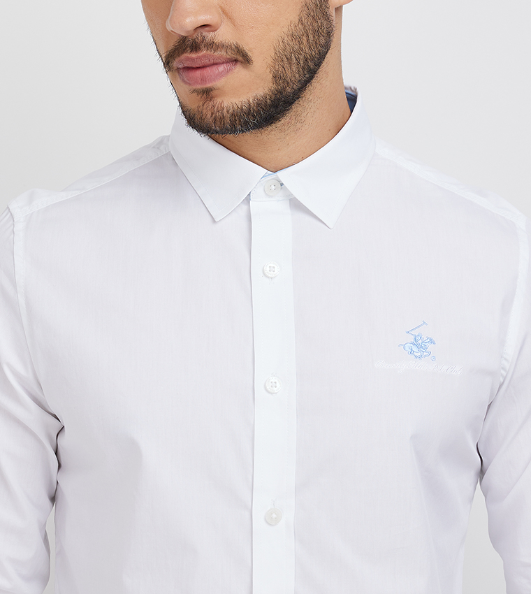 قميص بأكمام طويلة وتطريز شعار الماركة 