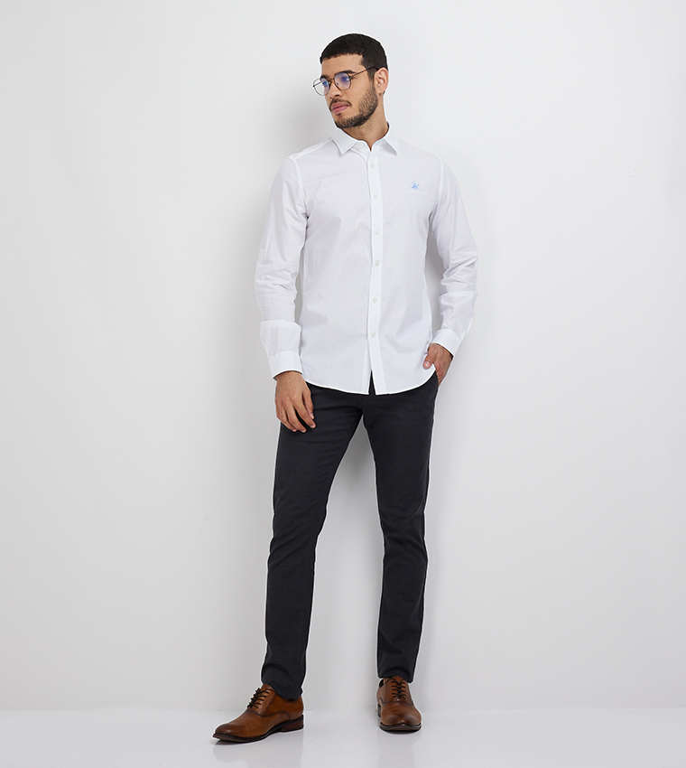 قميص بأكمام طويلة وتطريز شعار الماركة 