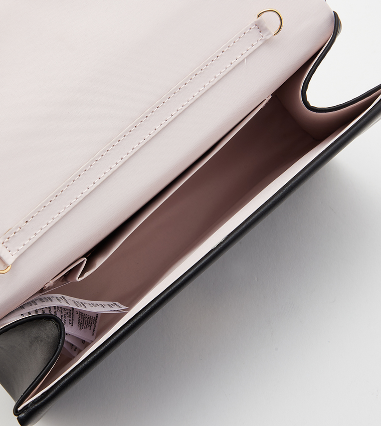 QWEENBEE Chain Accent Envelope Clutch