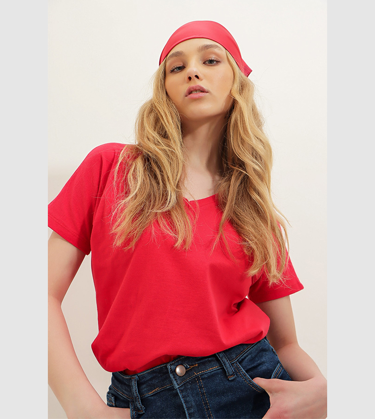 Buy Trend Alaçatı Stili Solid V Neck Basic T Shirt In Red | 6thStreet UAE