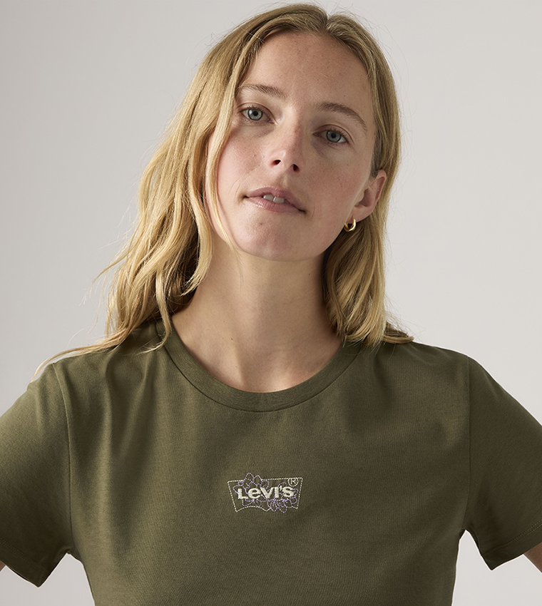 تيشيرت مطرز بشعار كم قصير 