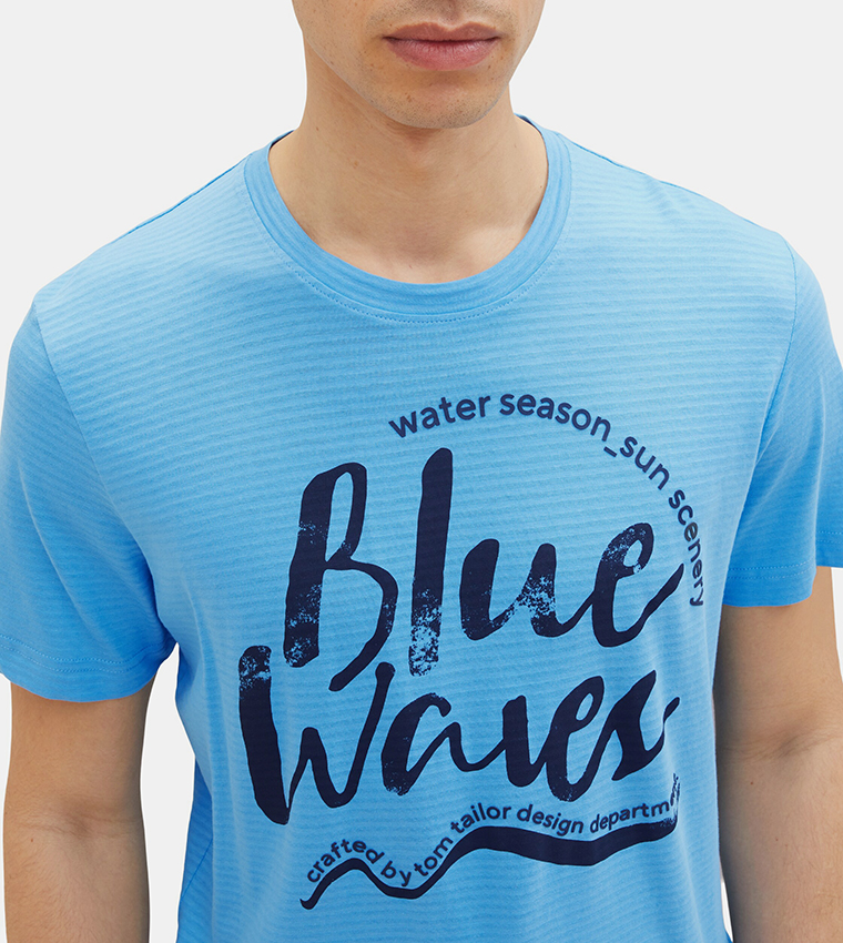 تيشيرت بأكمام قصيرة وطبعة 