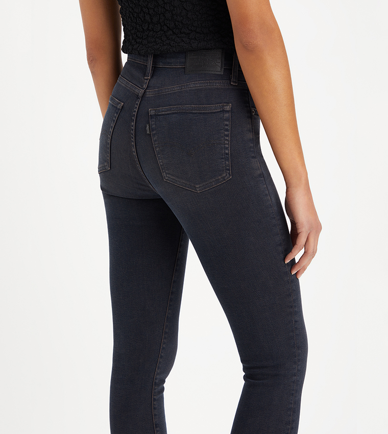 بنطال جينز بقصة ضيقة وخصر عالي