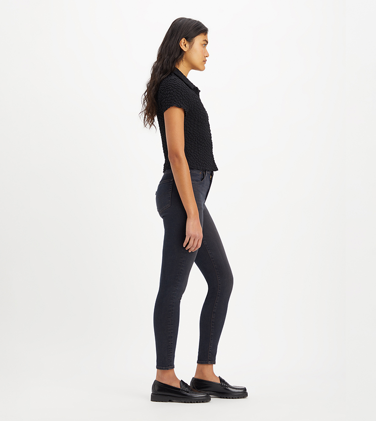 بنطال جينز بقصة ضيقة وخصر عالي