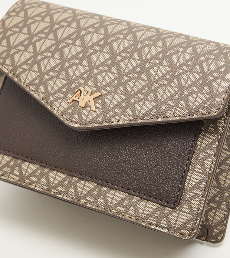 شنطة كروس بادي نسائية بنقشة مونوغرام 