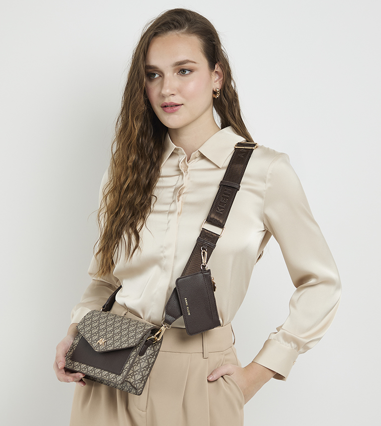 شنطة كروس بادي نسائية بنقشة مونوغرام 