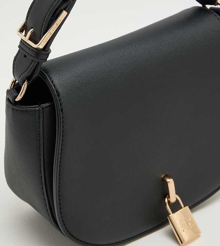 شنطة كتف نسائية بوشاح وشعار