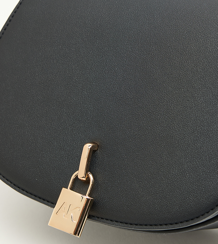 شنطة كتف نسائية بوشاح وشعار