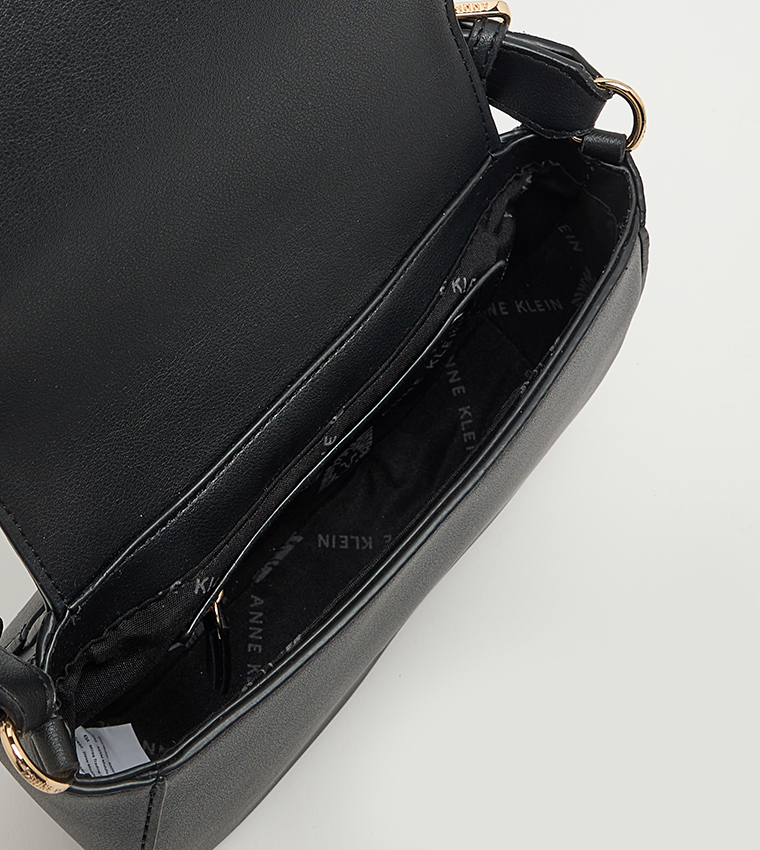 شنطة كتف نسائية بوشاح وشعار