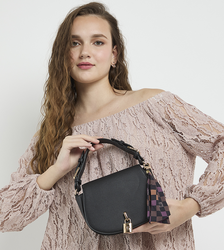 شنطة كتف نسائية بوشاح وشعار