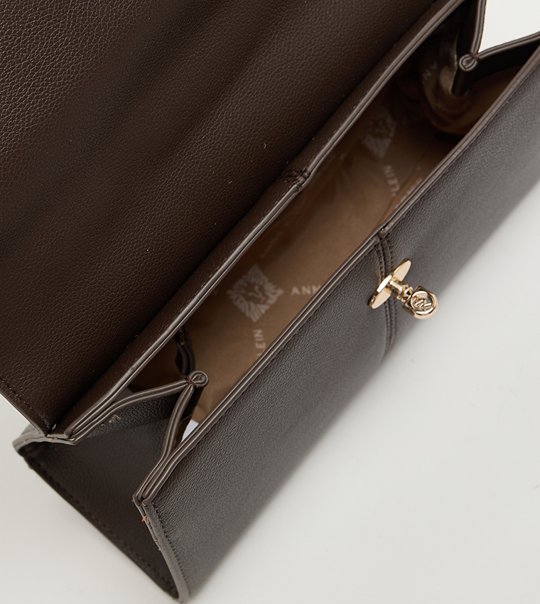 شنطة نسائية بقفل دوّار