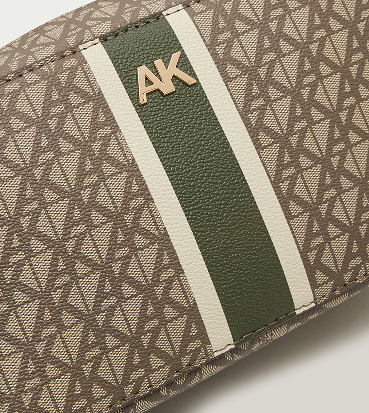 شنطة كاميرا نسائية بسحّاب ونقشة مونوغرام 