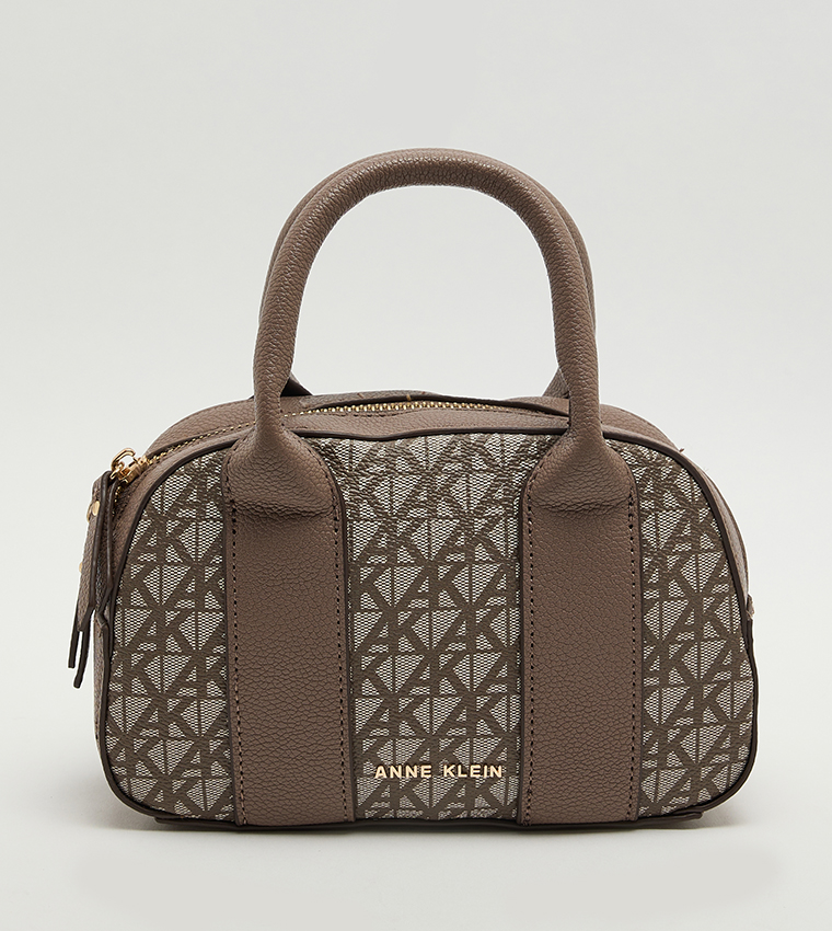 شنطة ساتشل نسائية صغيرة بنقشة مونوغرام 