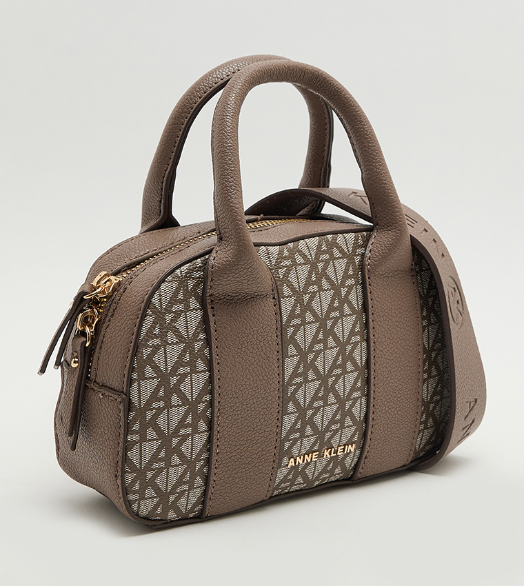 شنطة ساتشل نسائية صغيرة بنقشة مونوغرام 