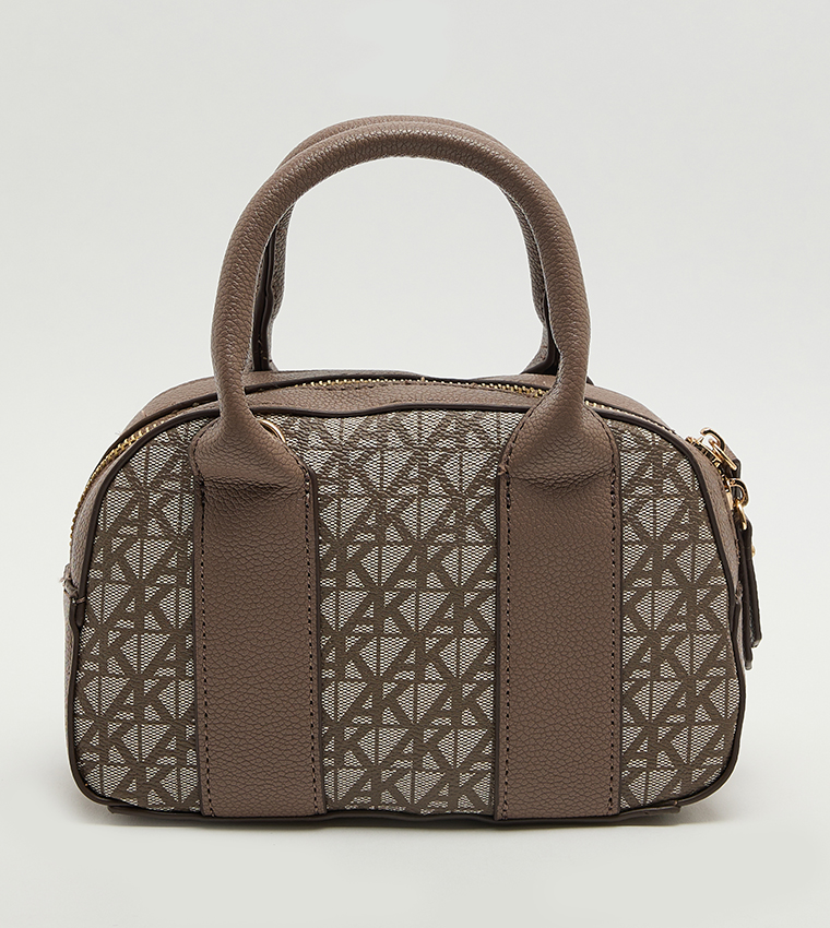 شنطة ساتشل نسائية صغيرة بنقشة مونوغرام 