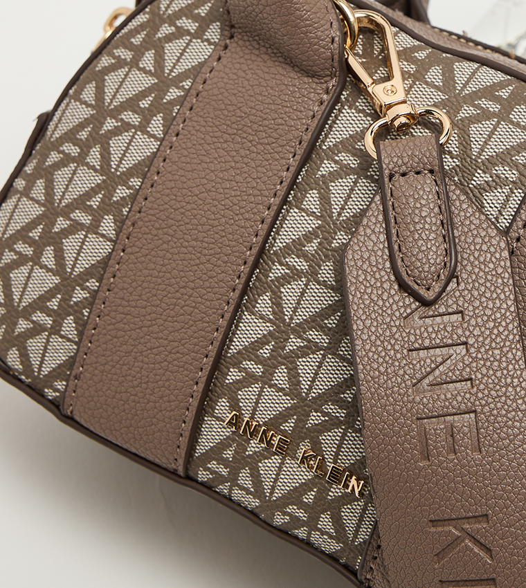 شنطة ساتشل نسائية صغيرة بنقشة مونوغرام 