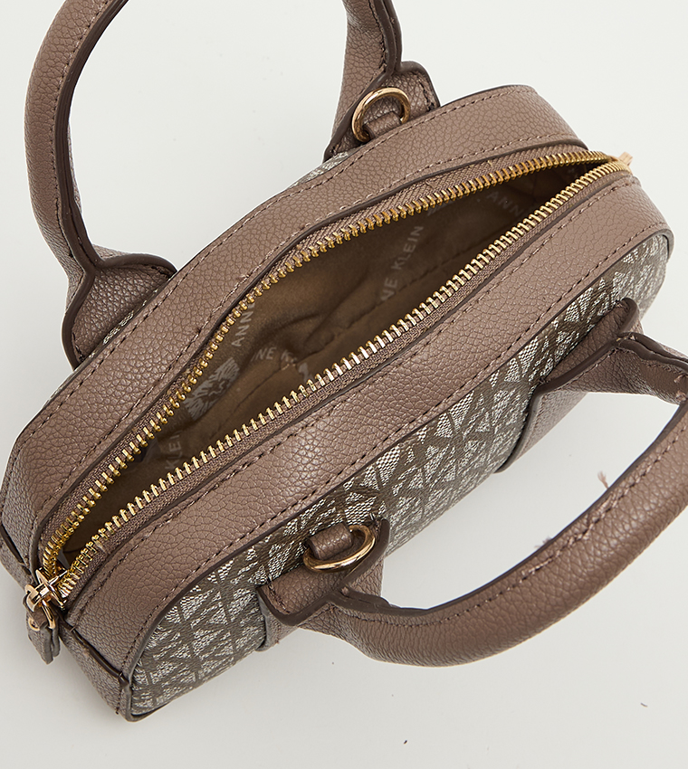 شنطة ساتشل نسائية صغيرة بنقشة مونوغرام 