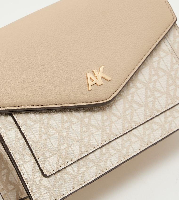 شنطة كروس بادي نسائية بنقشة مونوغرام 