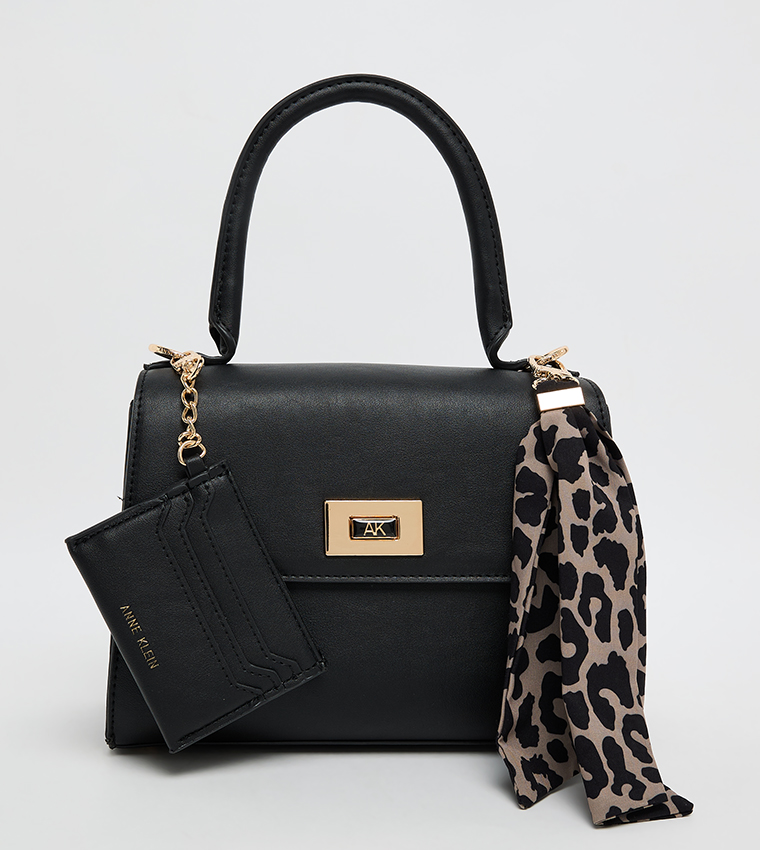 شنطة يد نسائية بوشاح وشعار معدني 