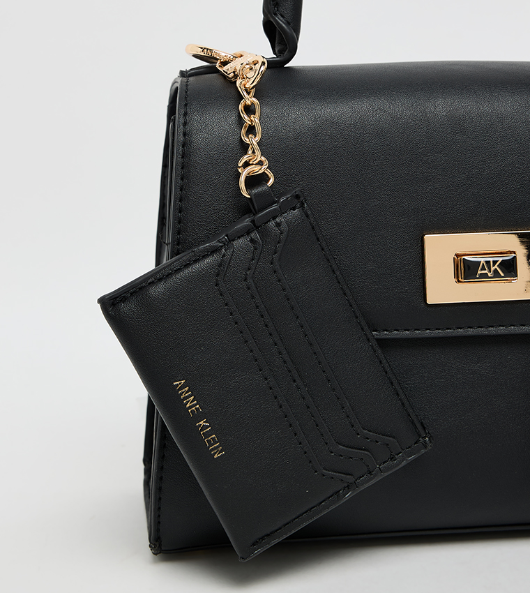 شنطة يد نسائية بوشاح وشعار معدني 