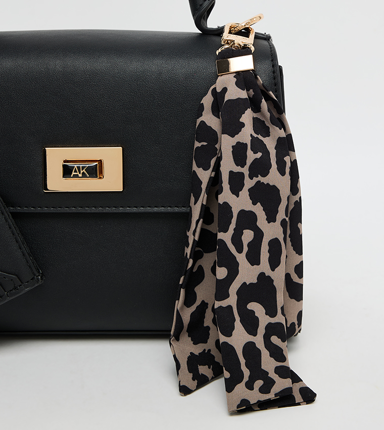 شنطة يد نسائية بوشاح وشعار معدني 